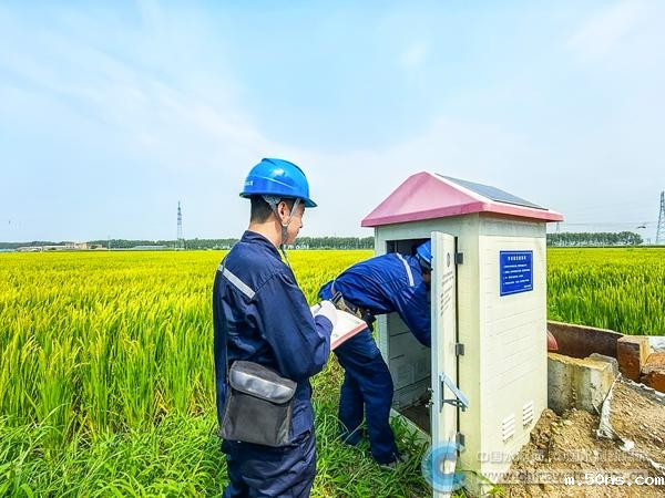 工作人员正在对“样本井”旁的监测站设备进行检查维护 本报通讯员 武江民 摄