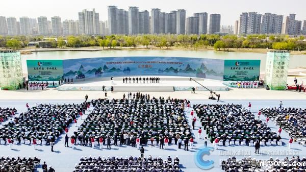 3月22日,首届“节水中国行”主题宣传活动在陕西省西安市举办,现场启动了第五届“节水在身边”全国短视频大赛、“节水中国、你我同行”联合行动、节水宣传“五进”活动 本报记者 杨晶 摄